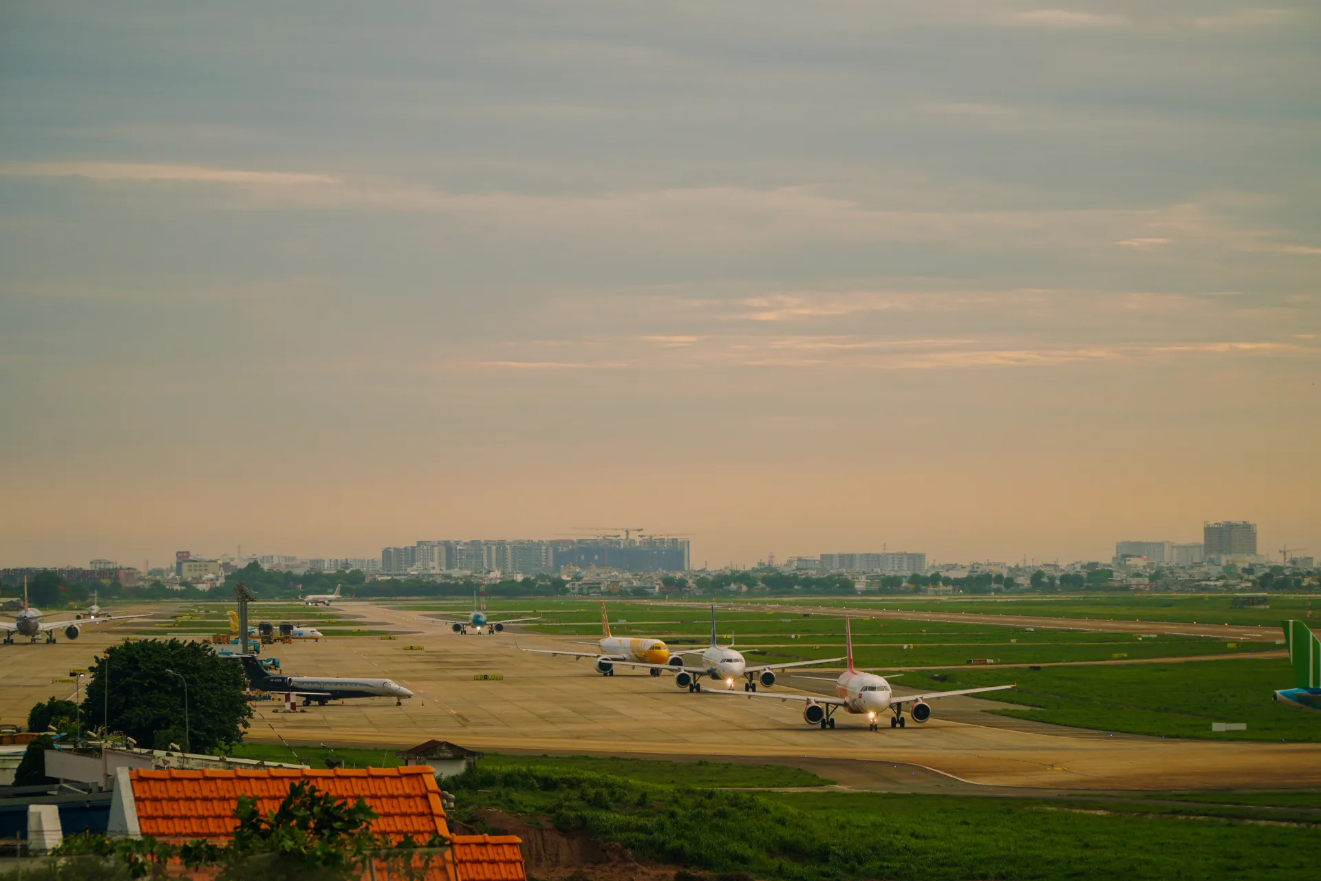 Самолеты на перроне аэропорта Tan Son Nhat в Ho Chi Minh City