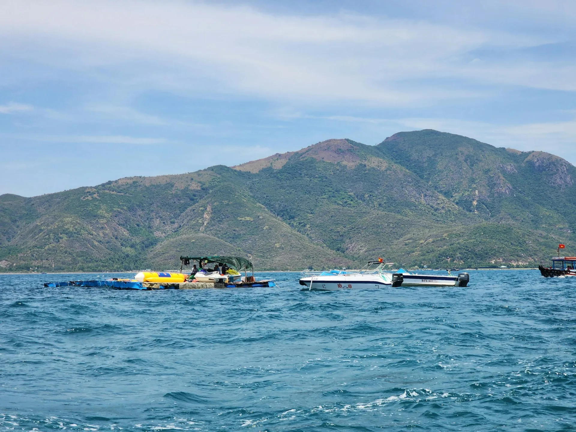 Лодки и морская активность в бухте Нячанга